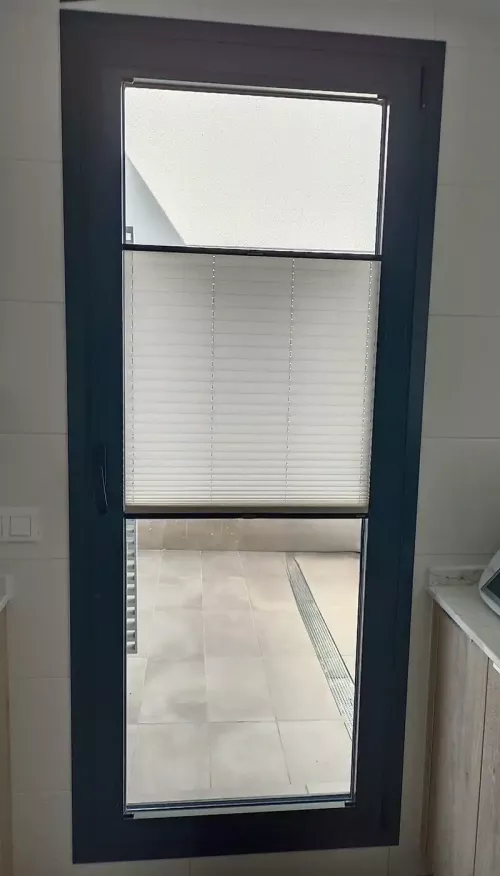 Cortina plisada en una puerta