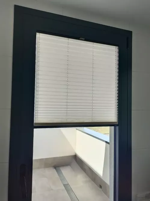 Cortina plisada instalada en puerta