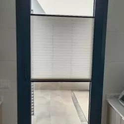 Cortina plisada en una puerta