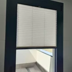 Cortina plisada instalada en puerta